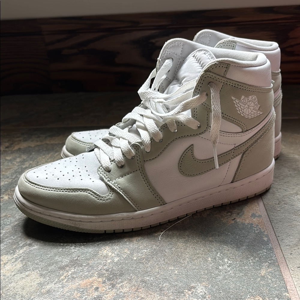 Nike High-Top Sneakers in White and Light Green